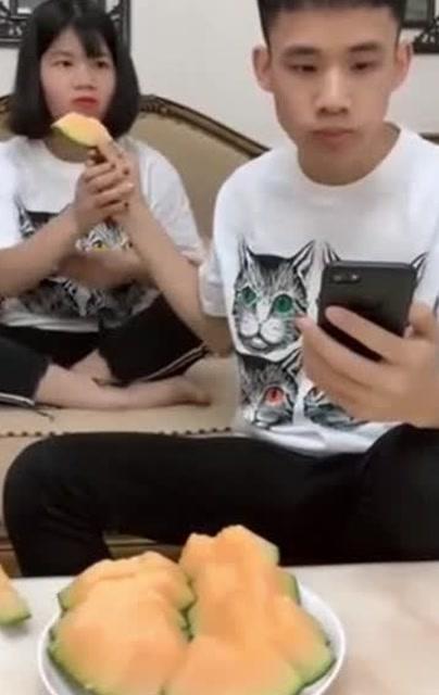 亲姐姐和弟弟吃瓜视频,家庭欢乐无限