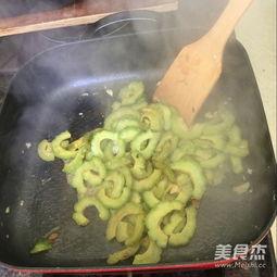 吃凉瓜吐舌的视频,清凉一夏趣味瞬间