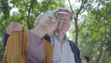 吃瓜老人视频素材无水印